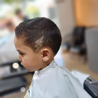 Corte infantil e cacheado com detalhe